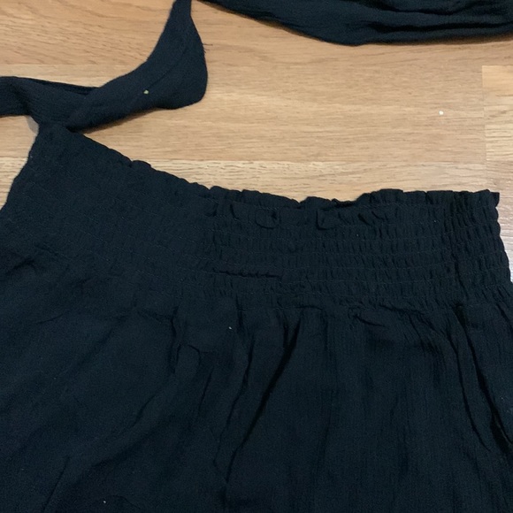 Wrinkle material pant set with crop top. It can b adjust with a back knot - Picture 5 of 6